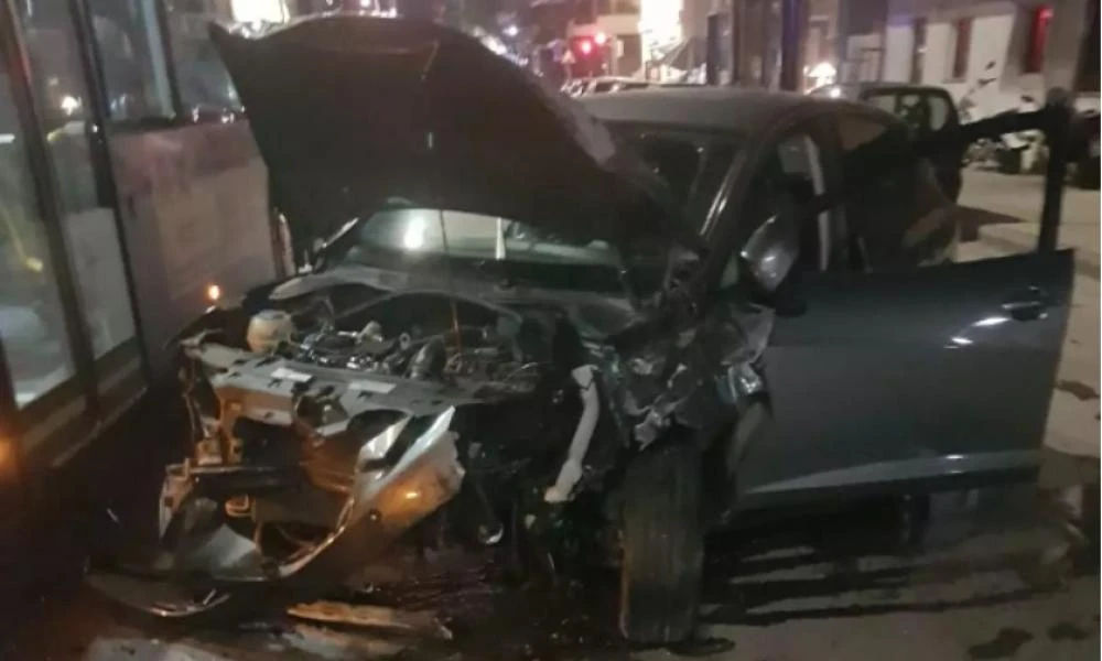 Λάρισα: Τρομακτικό τροχαιο - Διαλύθηκαν δύο αυτοκίνητα – Στο νοσοκομείο 34χρονος οδηγός